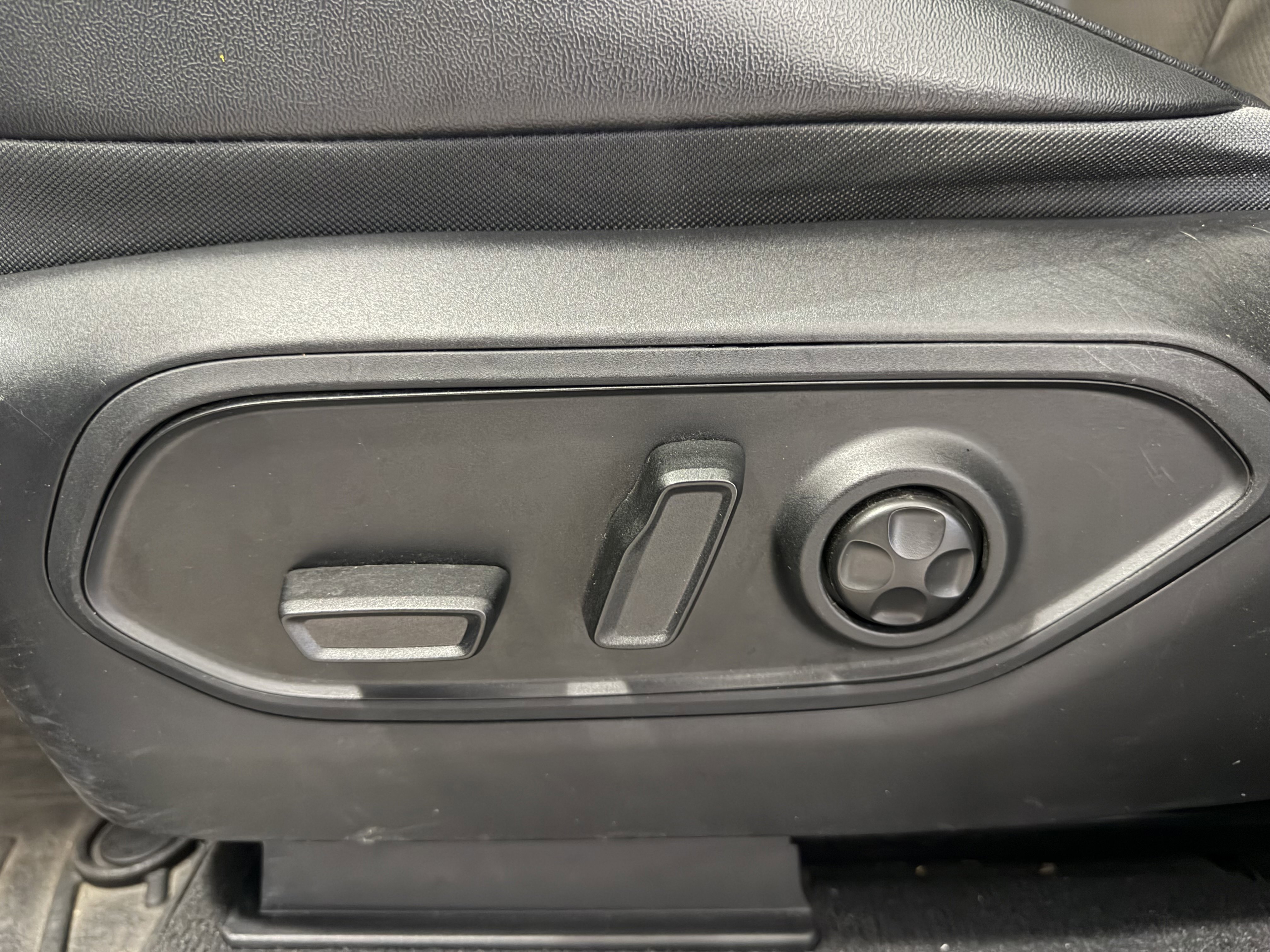 Used 2023 Jeep Grand Cherokee L Laredo image 13