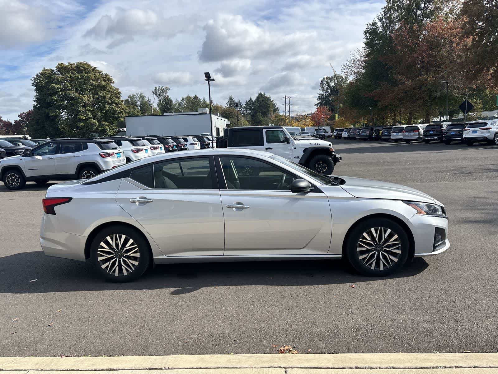 Used 2024 Nissan Altima 2.5 SV FWD image 6