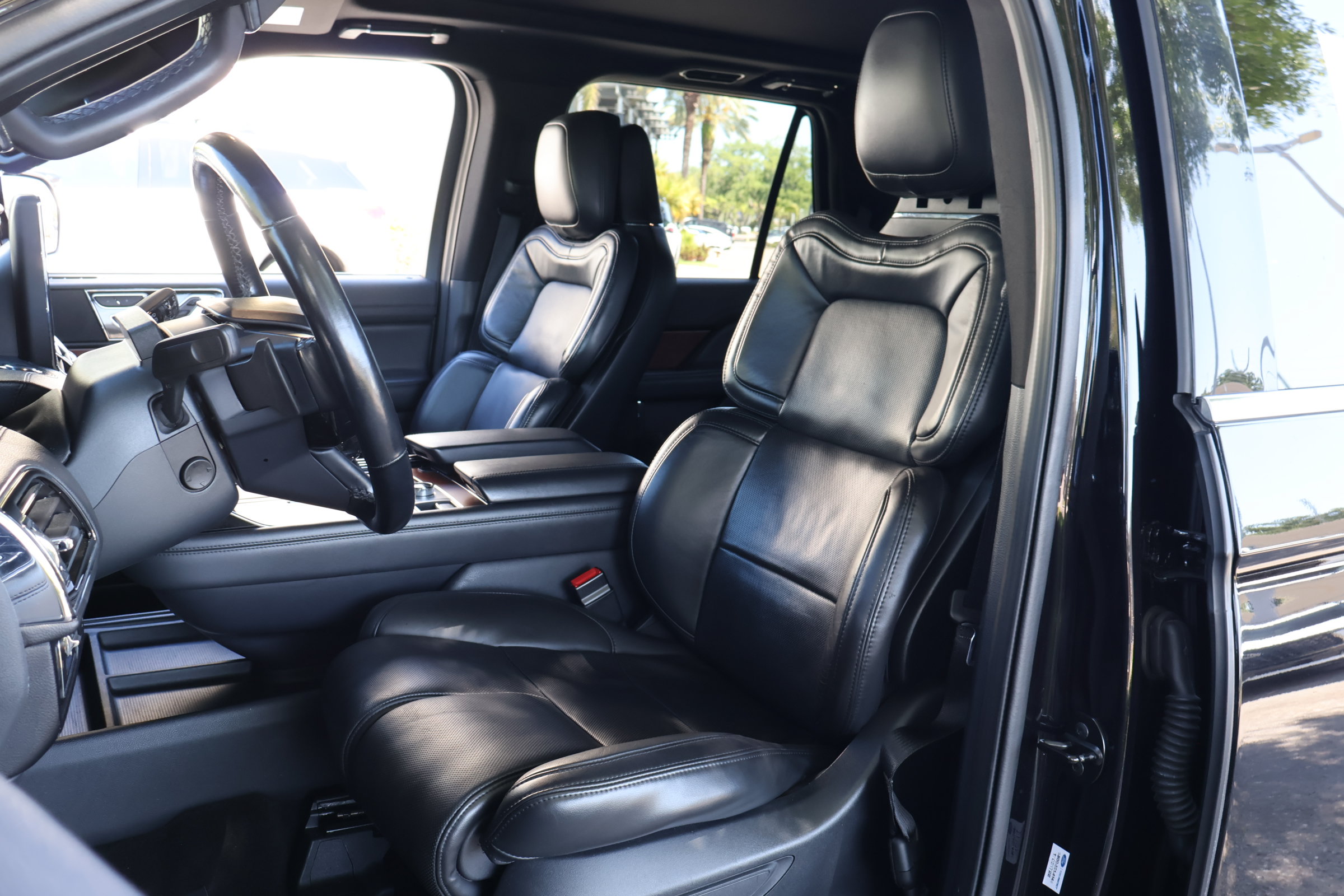 Used 2022 Lincoln Navigator Reserve RWD image 2