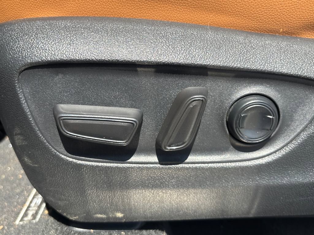 Used 2025 Toyota Highlander Platinum image 9