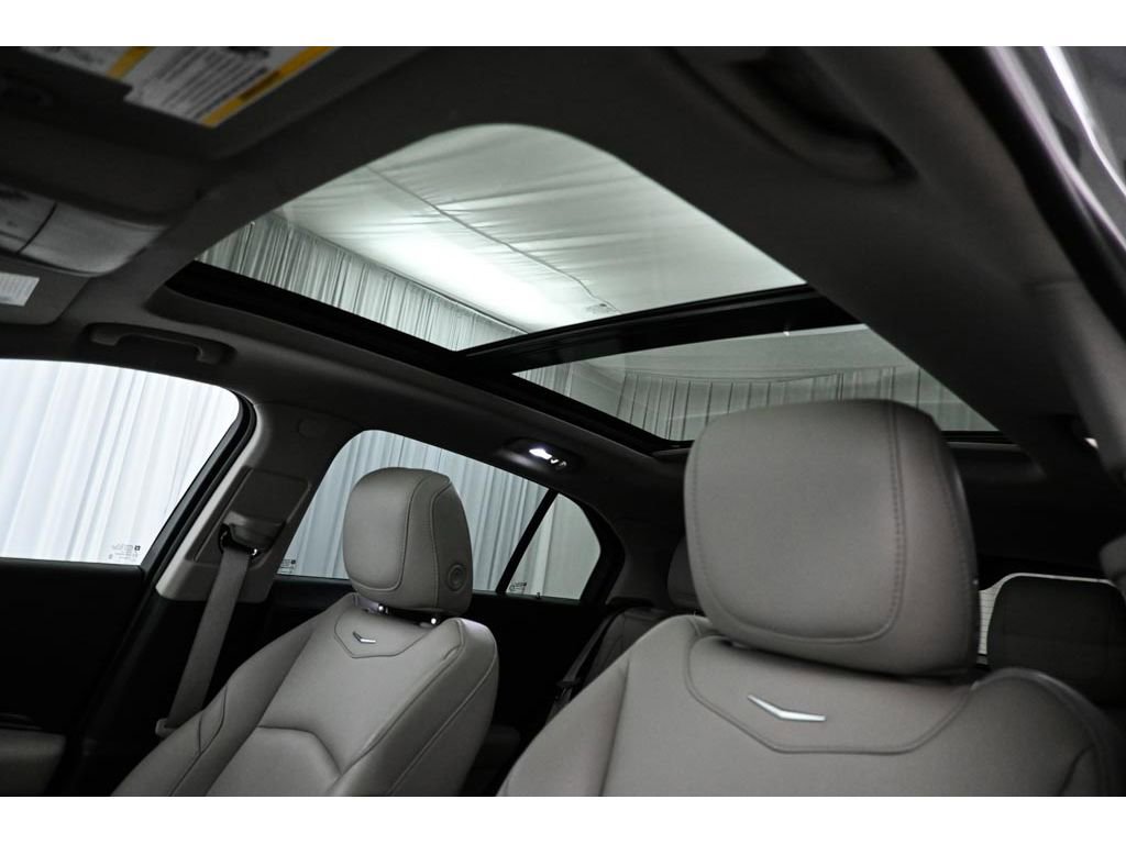 Used 2023 Cadillac XT4 Luxury w/ Cold Weather Package FWD image 11