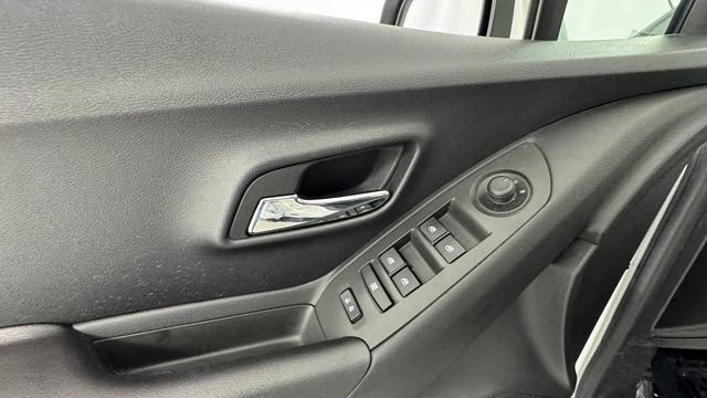 Used 2015 Chevrolet Trax LT w/ LT Sun and Sound Package image 19