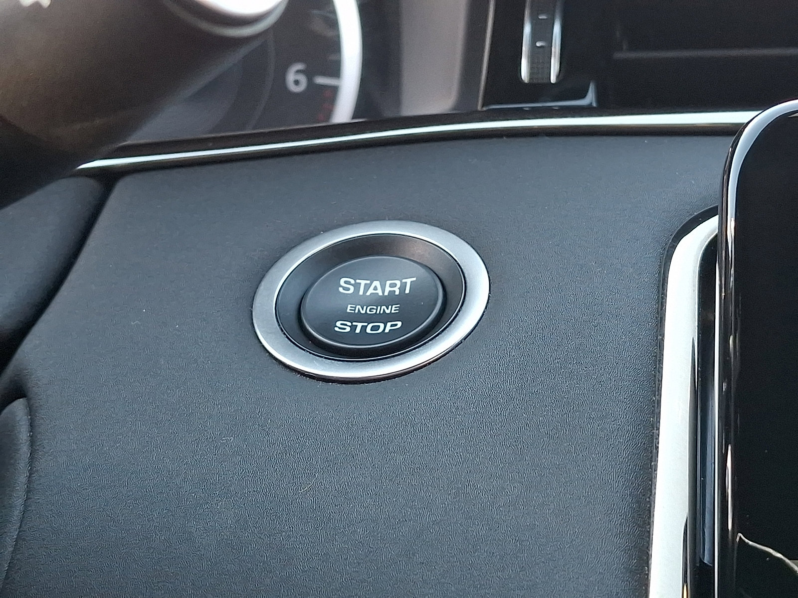 Used 2023 Land Rover Range Rover Evoque R-Dynamic SE image 24