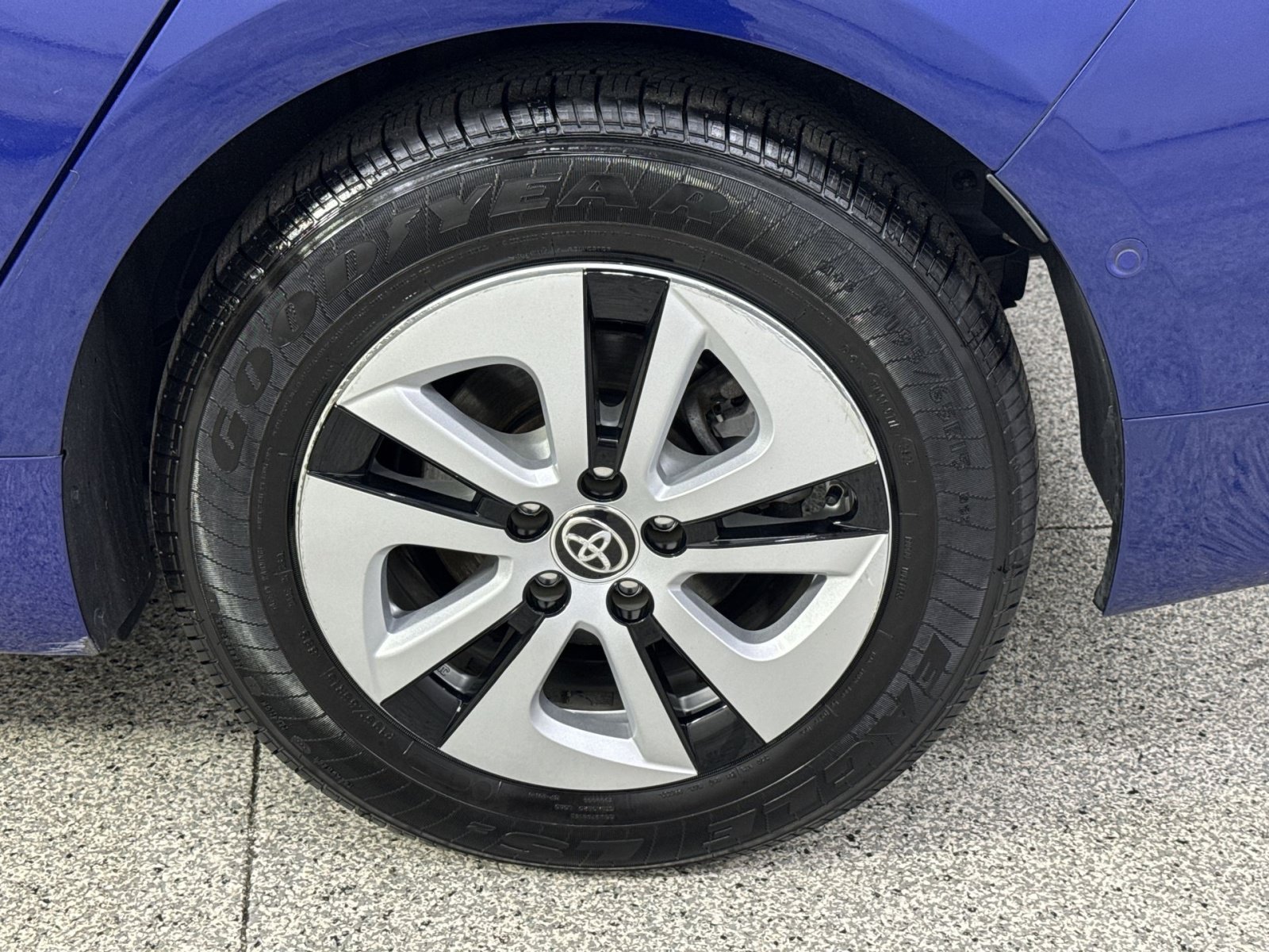 Used 2017 Toyota Prius Three w/ Advanced Technology Package FWD image 13