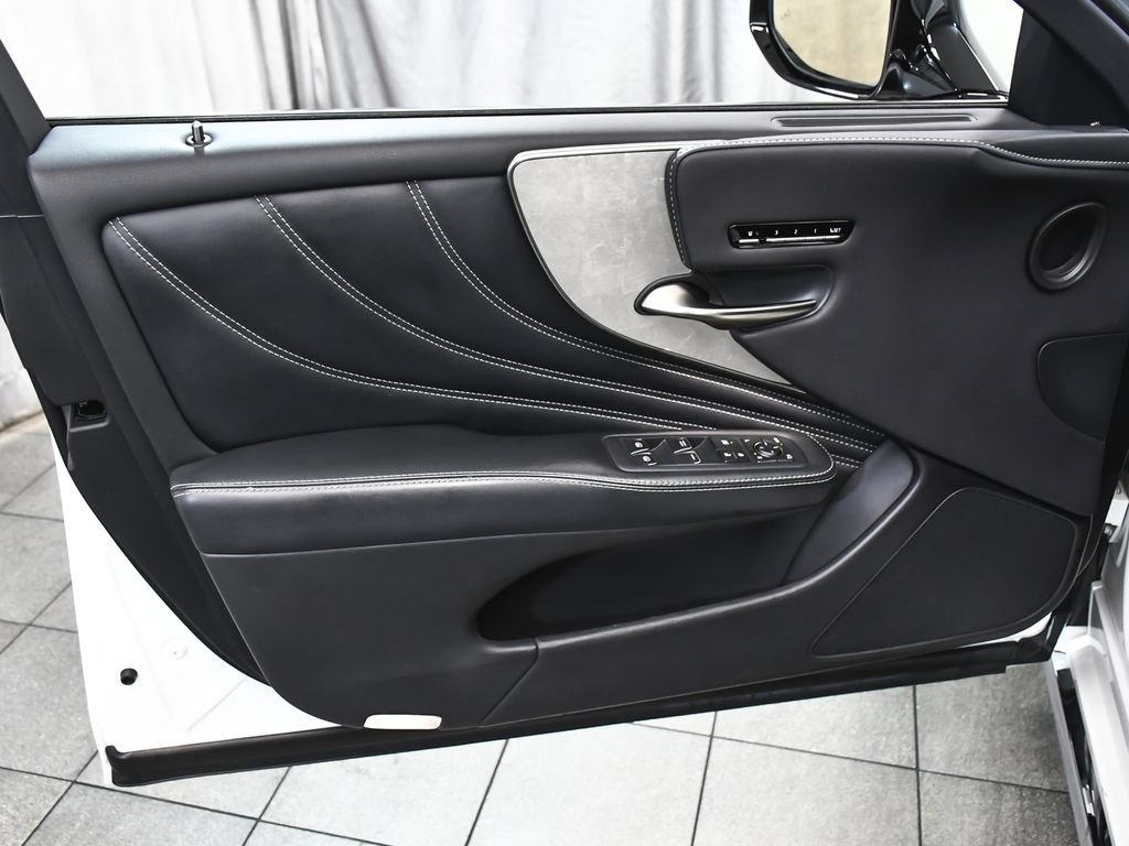 Used 2022 Lexus LS 500h AWD w/ Luxury Package image 9