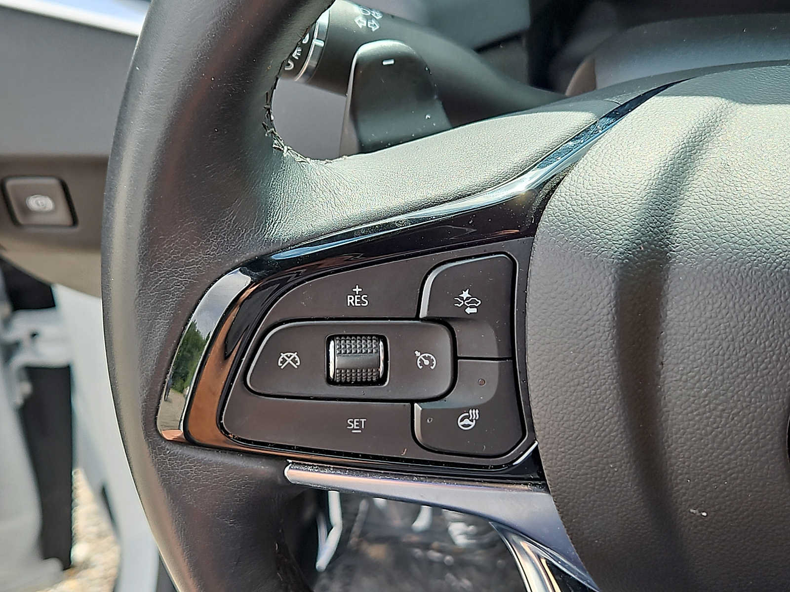 Used 2023 Buick Enclave Essence FWD image 22