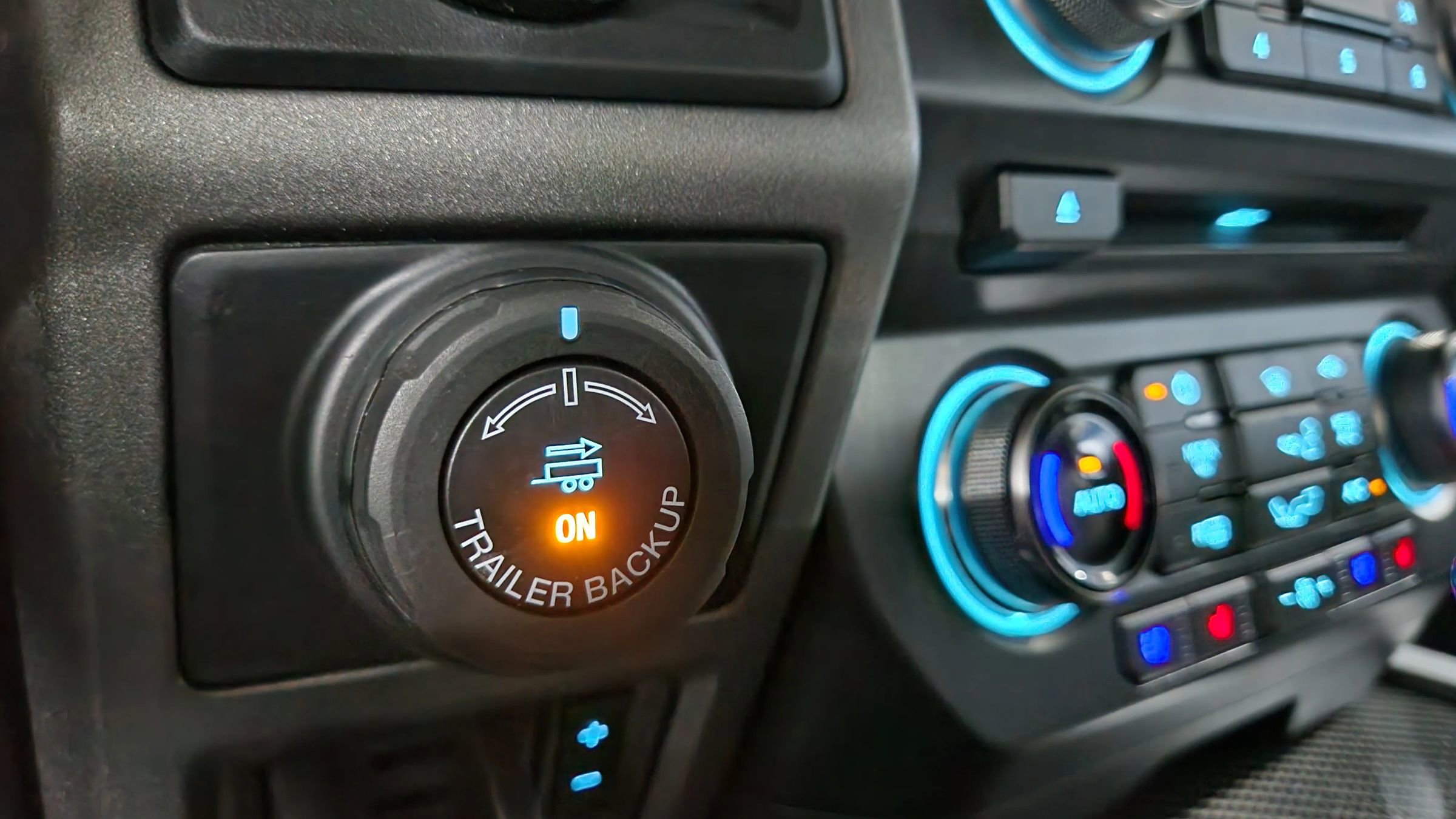 Used 2017 Ford F150 Raptor w/ Equipment Group 802A Luxury image 40