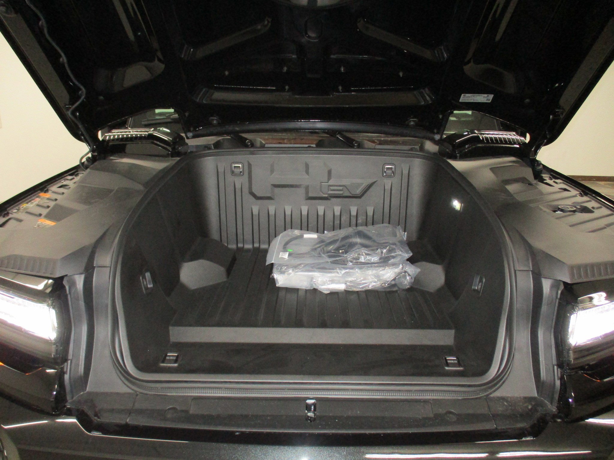 New 2026 GMC Hummer EV 2X w/ LPO, Dark Essentials Package image 11