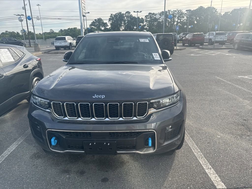 Used 2023 Jeep Grand Cherokee Overland w/ Luxury Tech Group IV AWD/4WD image 2