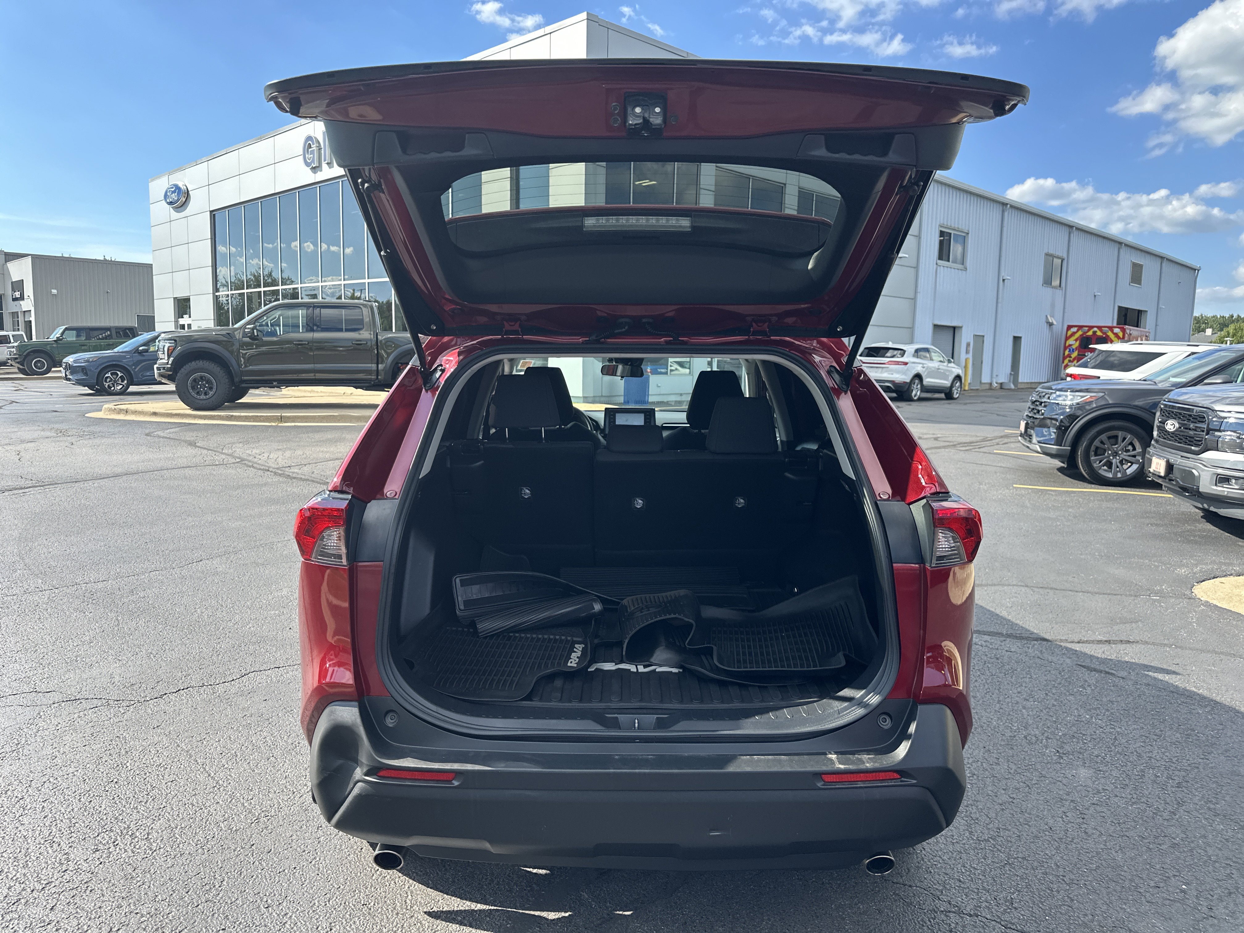 Used 2021 Toyota RAV4 LE image 5