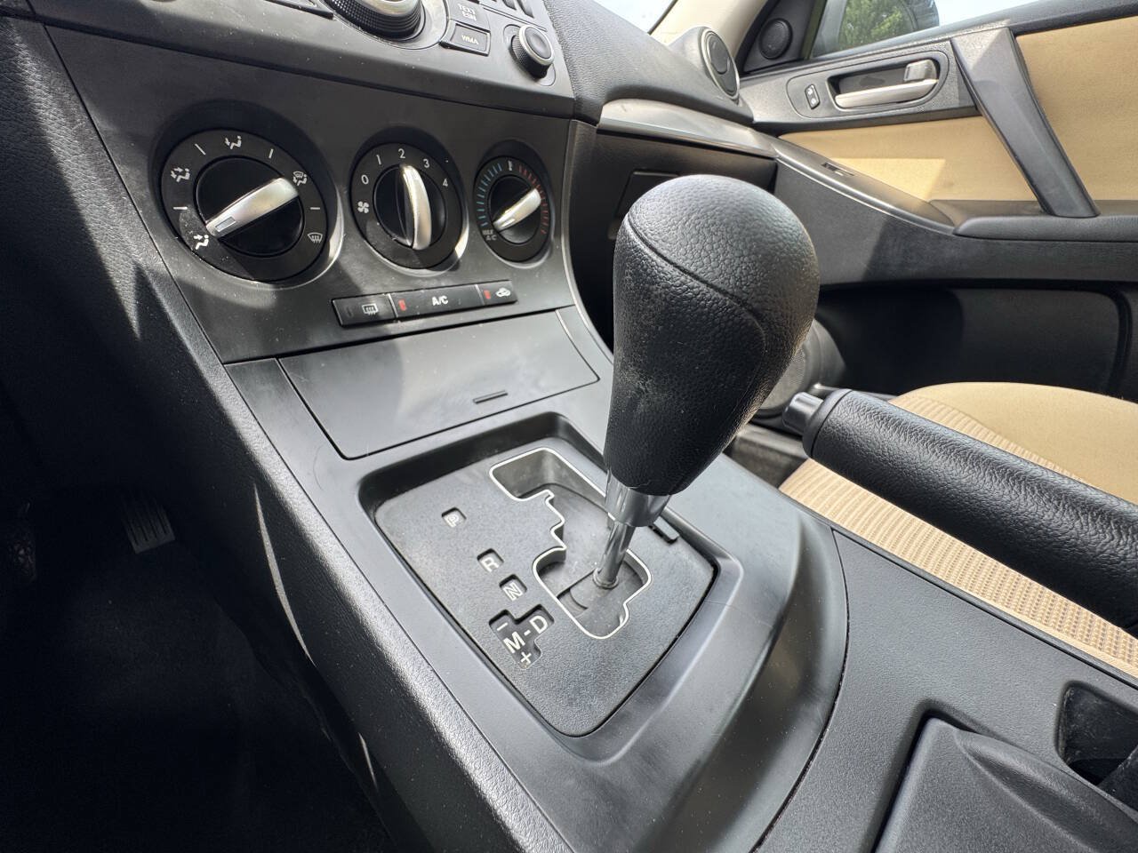 Used 2012 MAZDA MAZDA3 i Touring FWD image 25