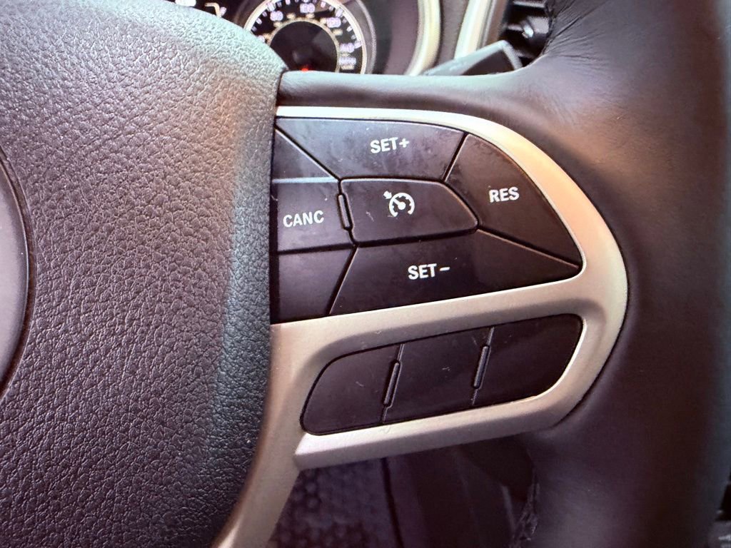 Used 2018 Jeep Cherokee Latitude Plus w/ Comfort/Convenience Group FWD image 21