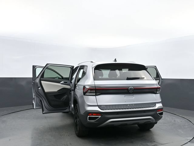 Used 2025 Volkswagen Taos SE FWD image 39