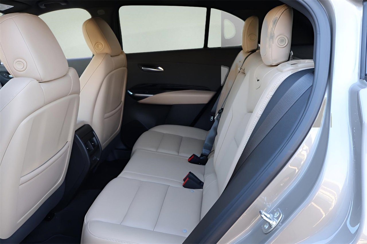 Used 2024 Cadillac XT4 Luxury w/ Cold Weather Package image 13