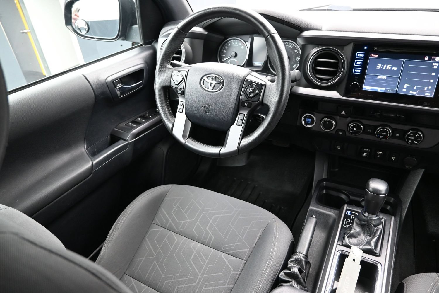 Used 2018 Toyota Tacoma TRD Off-Road AWD/4WD image 24