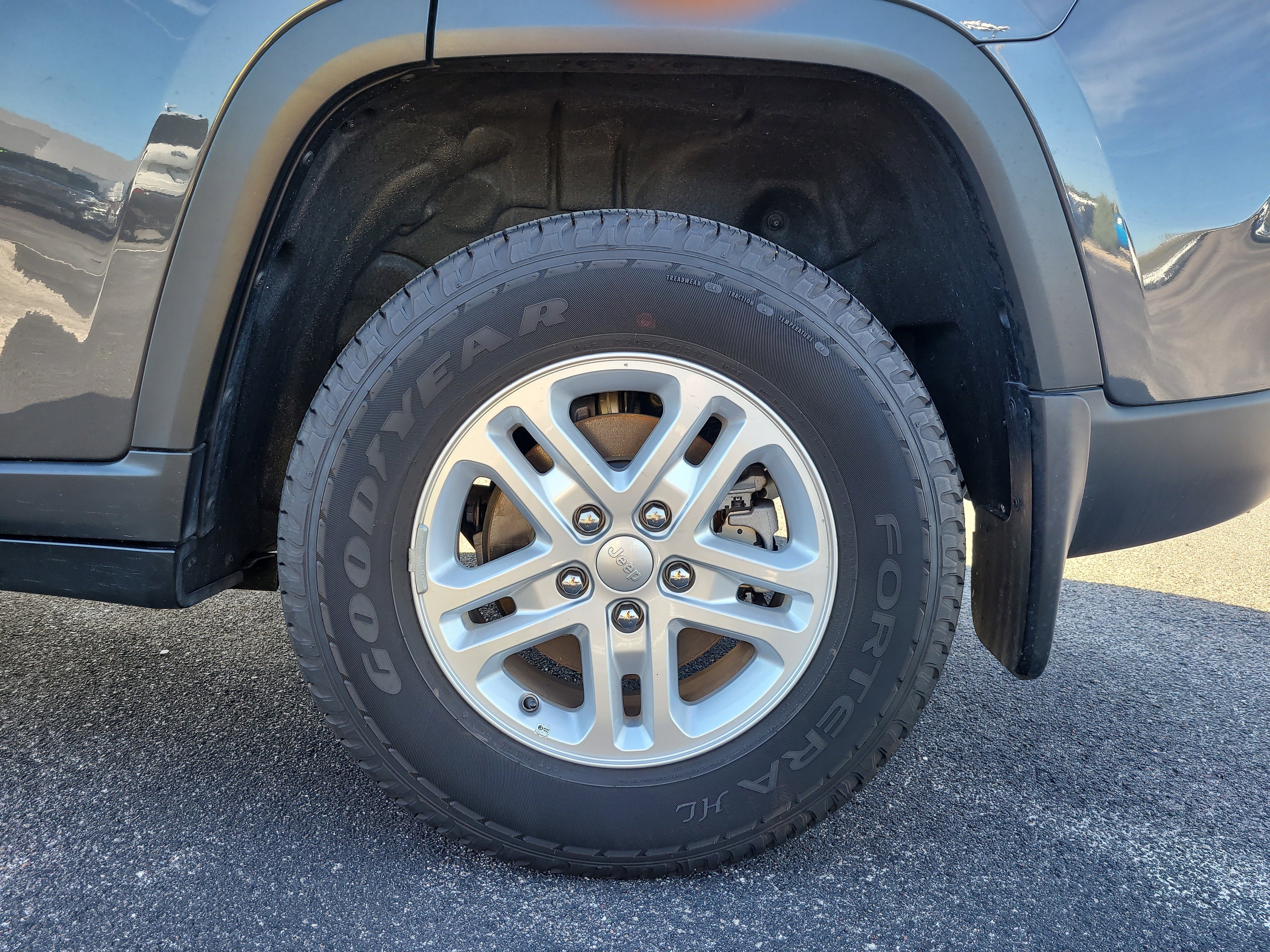 Used 2025 Jeep Grand Cherokee Laredo w/ MOPAR Finishing Package image 8