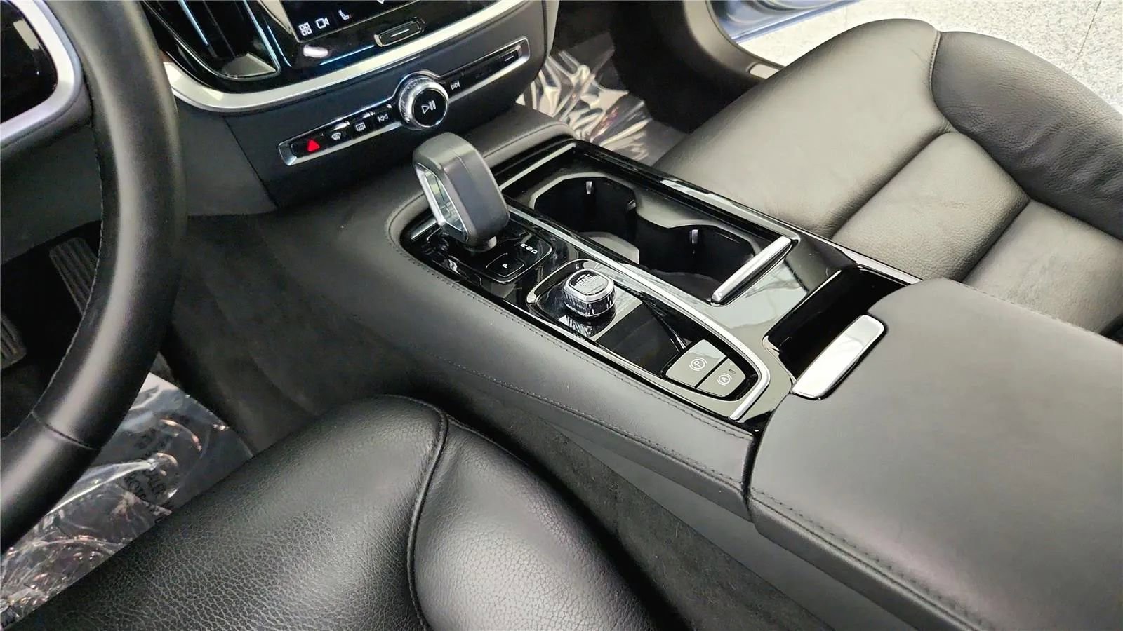 Used 2023 Volvo S60 T8 Plus image 34