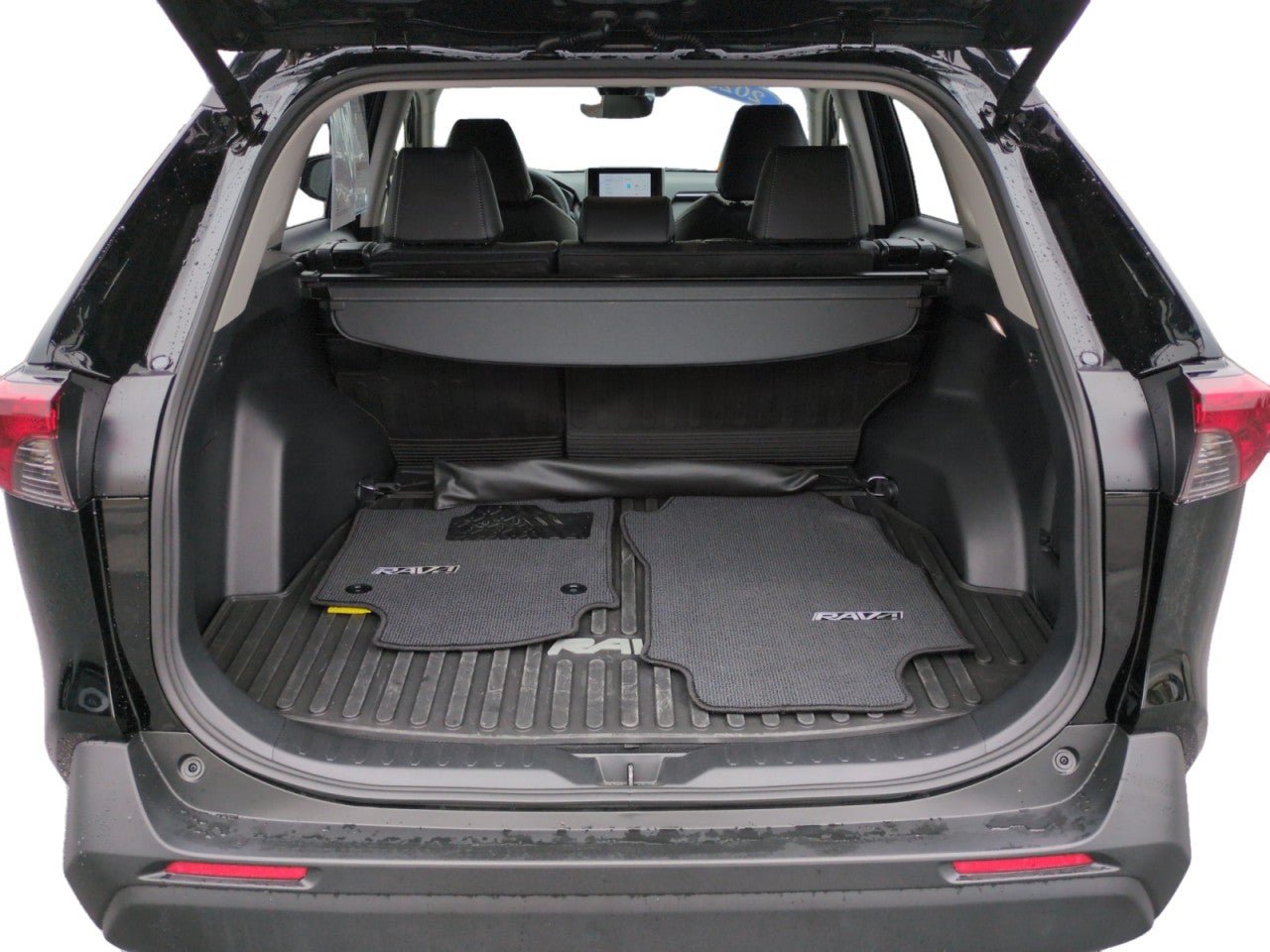 Used 2025 Toyota RAV4 XLE Premium w/ Weather Package AWD/4WD image 26