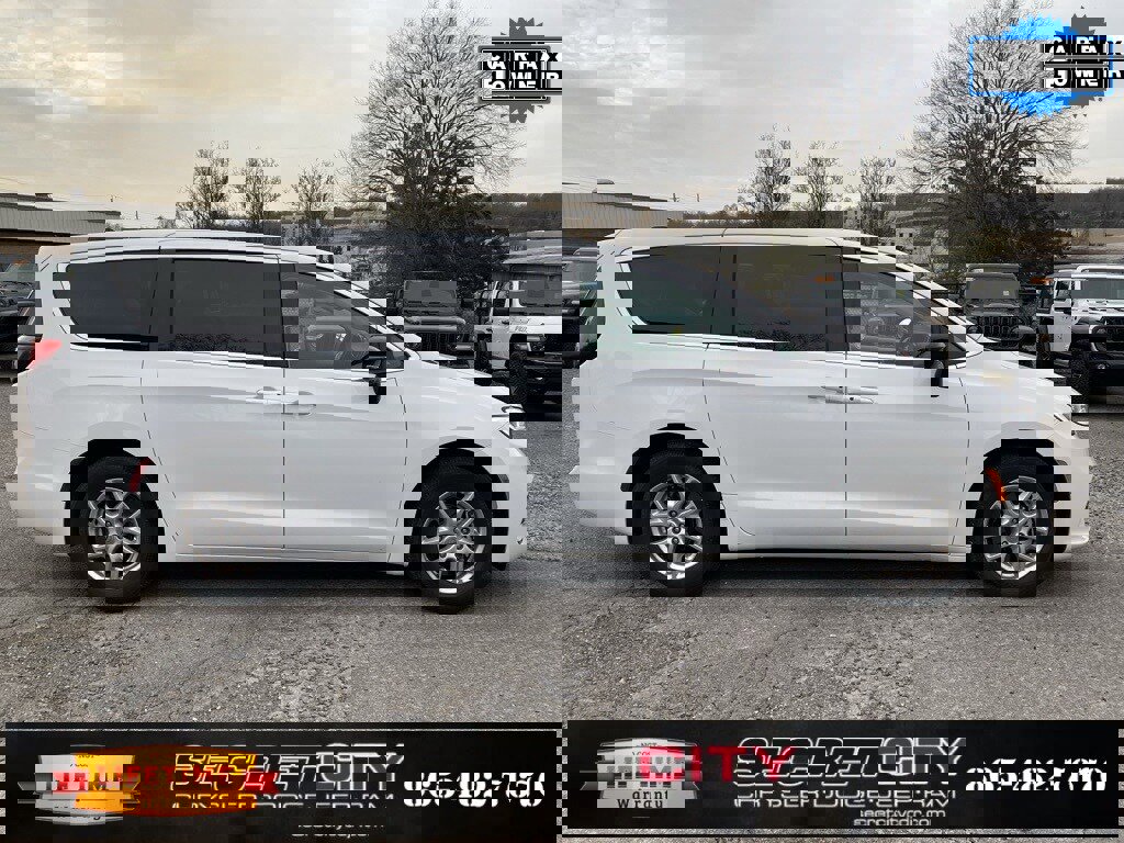 Used 2024 Chrysler Pacifica Touring-L image 4