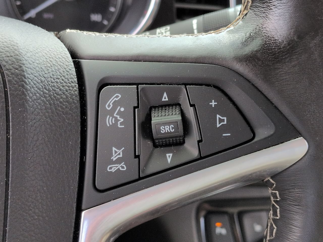 Used 2019 Buick Encore Essence w/ Safety Package II FWD image 27