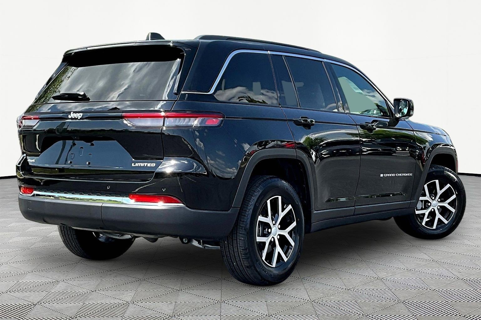 Used 2025 Jeep Grand Cherokee Limited AWD/4WD image 6
