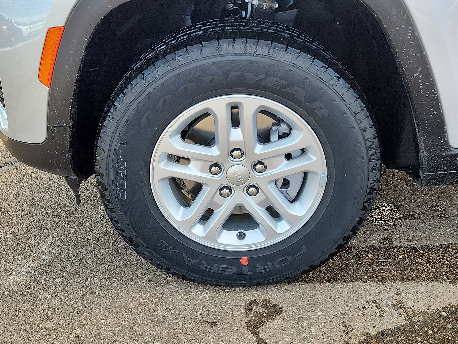 Used 2025 Jeep Grand Cherokee Laredo image 7