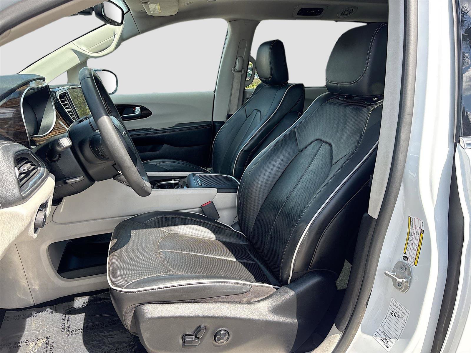 Used 2023 Chrysler Pacifica Limited image 21