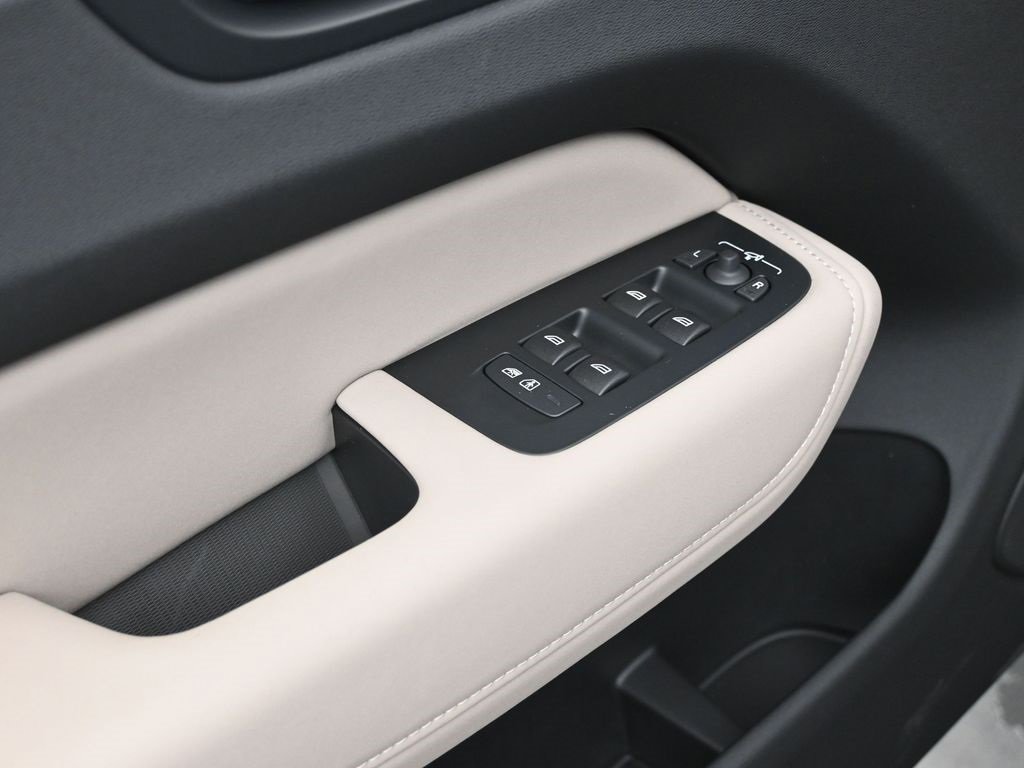 New 2026 Volvo XC60 B5 Plus w/ Protection Package Premier image 11