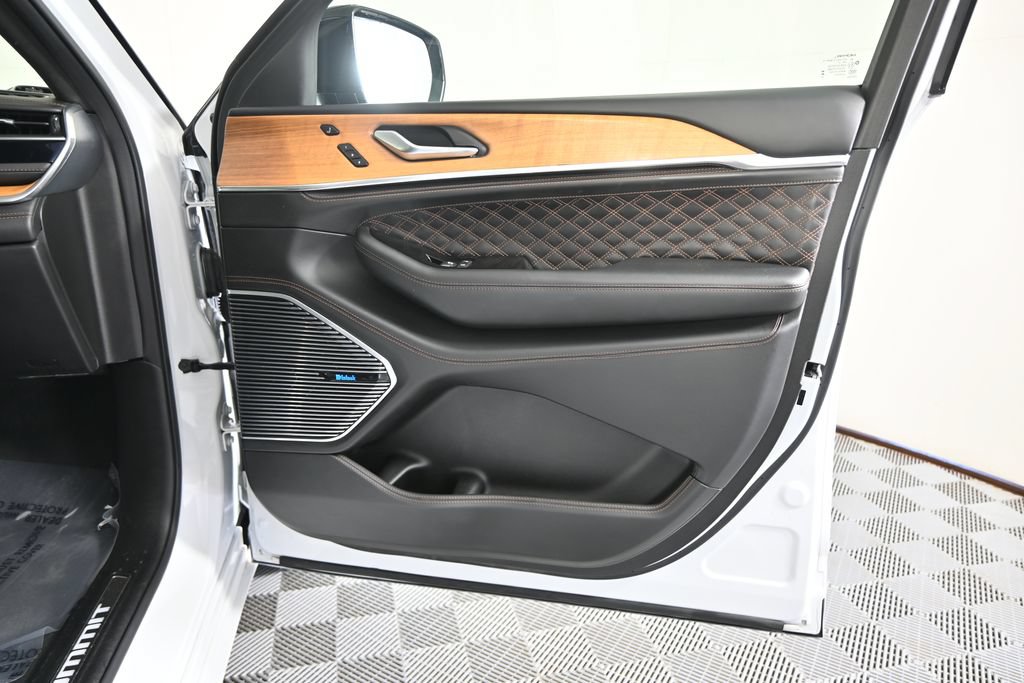 Used 2023 Jeep Grand Cherokee L Summit AWD/4WD image 12