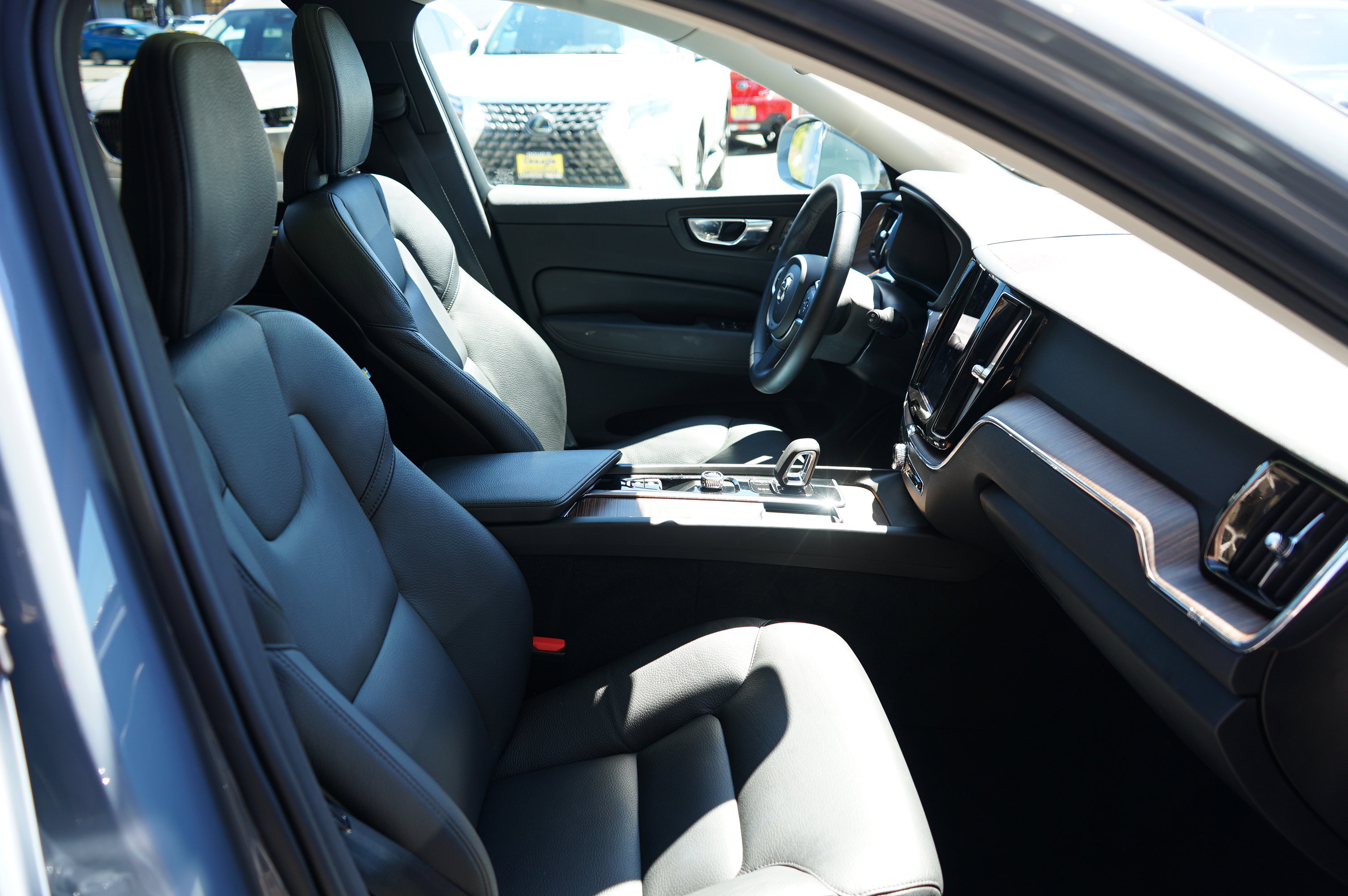 Used 2022 Volvo XC60 B5 Momentum image 36