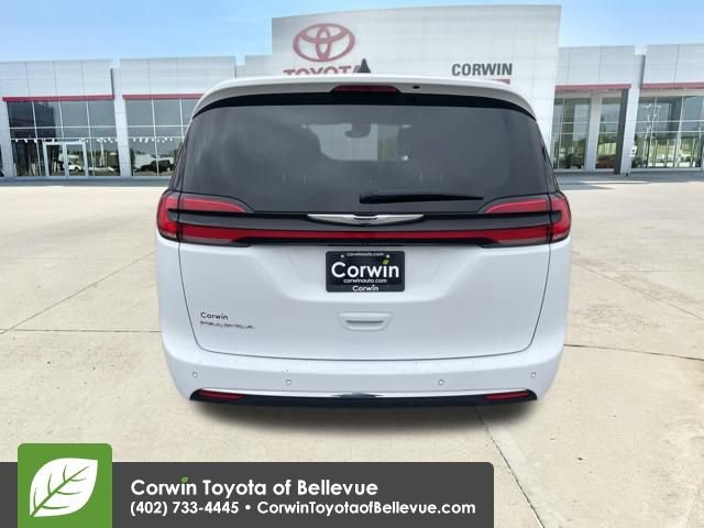 Used 2024 Chrysler Pacifica Touring-L image 4