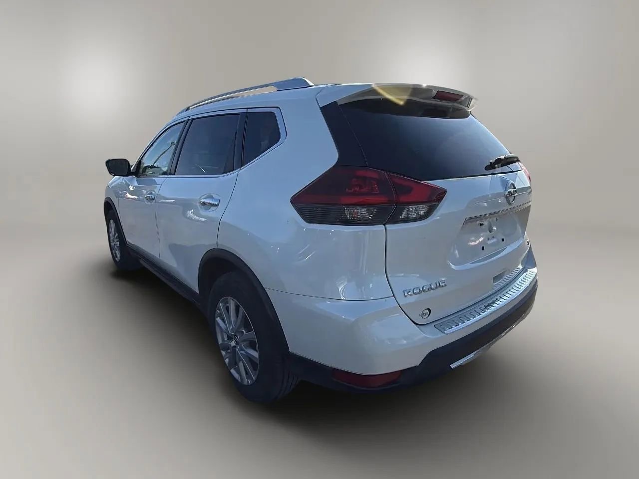 Used 2018 Nissan Rogue SV image 3