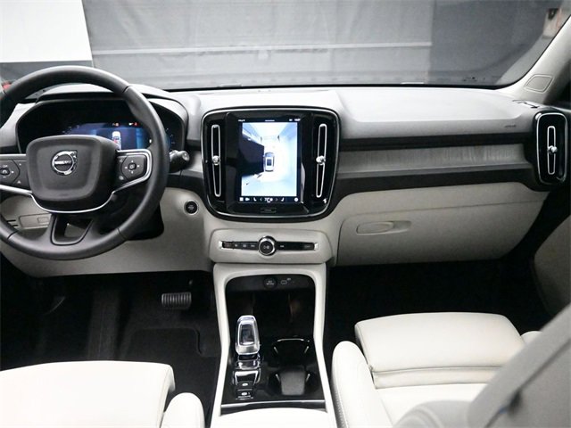 Used 2025 Volvo XC40 B5 Ultra image 9
