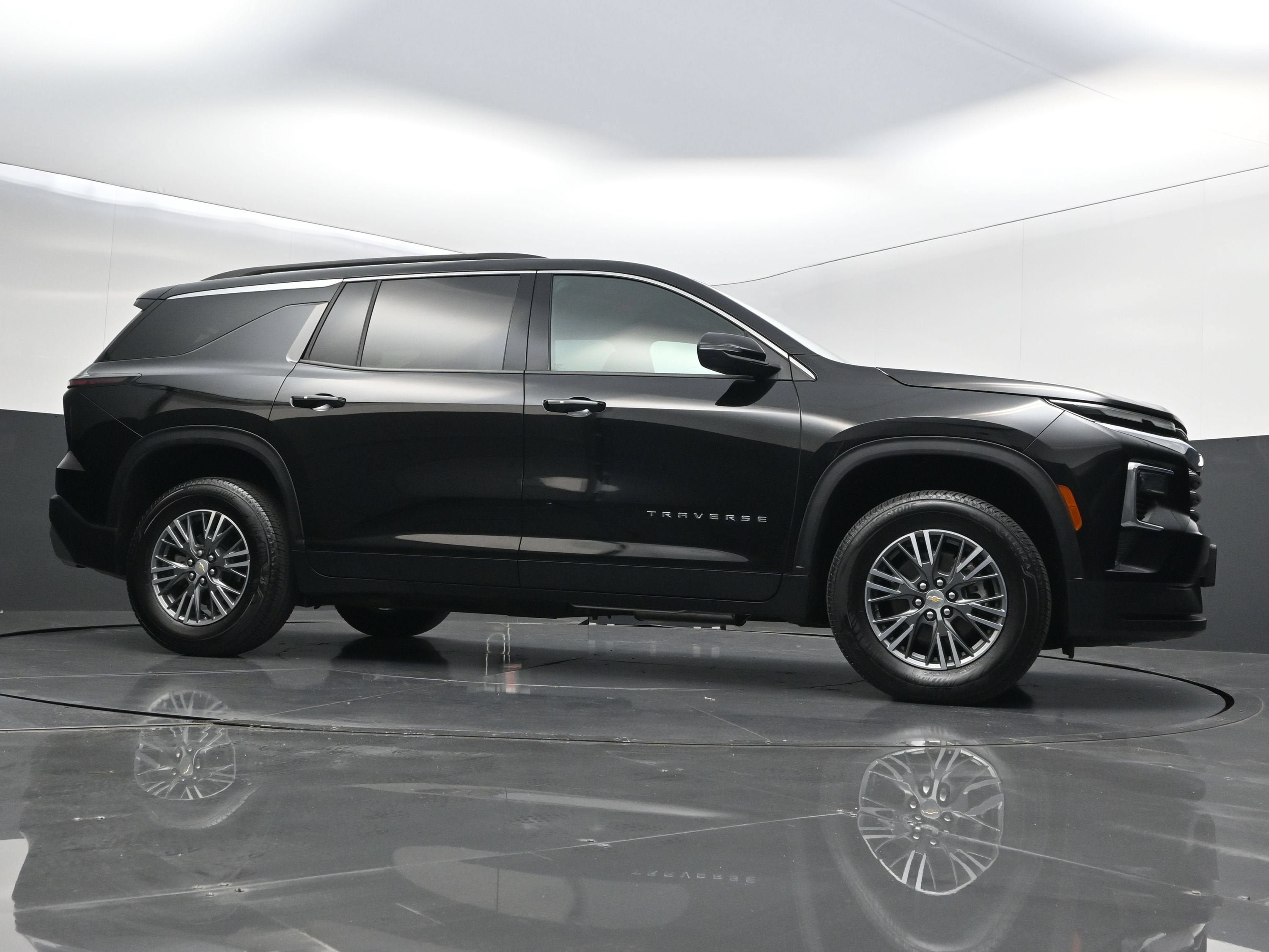 Certified 2025 Chevrolet Traverse LT FWD image 46