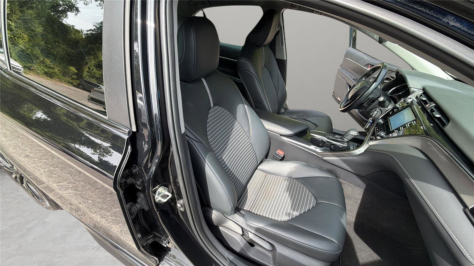 Used 2019 Toyota Camry SE FWD image 14