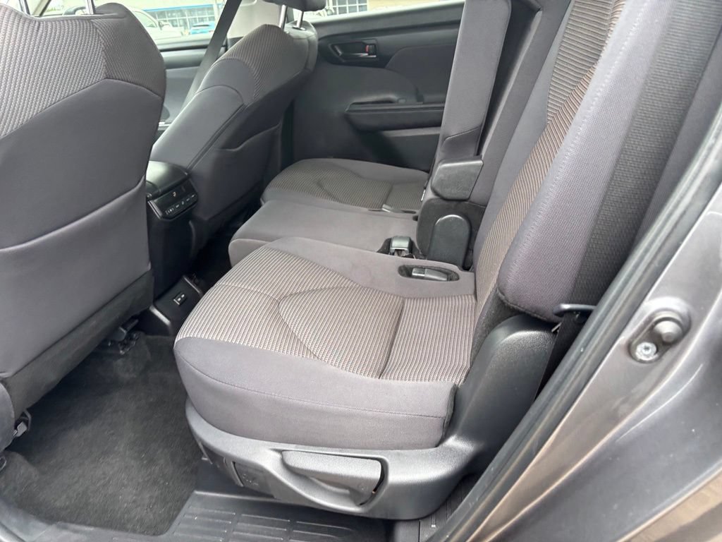 Used 2024 Toyota Highlander LE AWD/4WD image 24