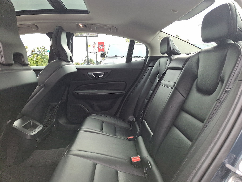 Used 2022 Volvo S60 B5 Momentum w/ Premium Package FWD image 10