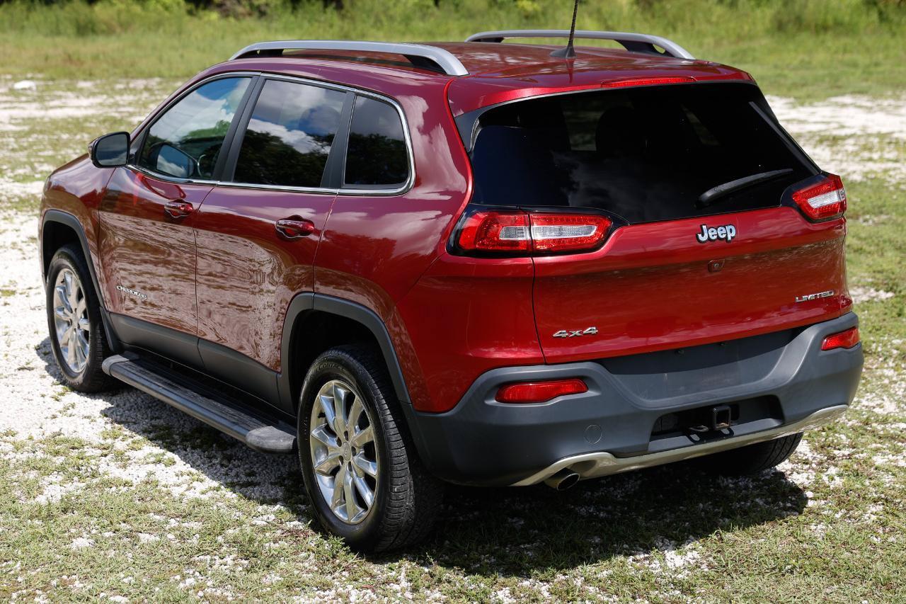 Used 2017 Jeep Cherokee Limited w/ Luxury Group AWD/4WD image 5