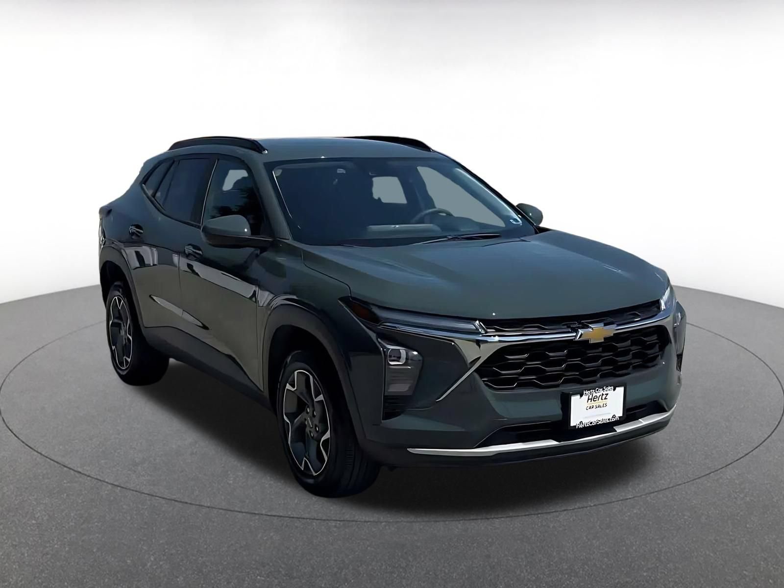 Used 2025 Chevrolet Trax LT FWD image 3