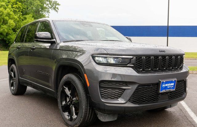Used 2024 Jeep Grand Cherokee Altitude AWD/4WD image 4