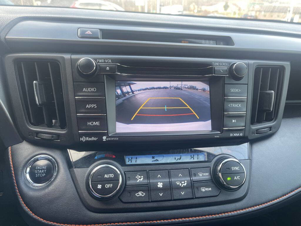 Used 2018 Toyota RAV4 SE image 18