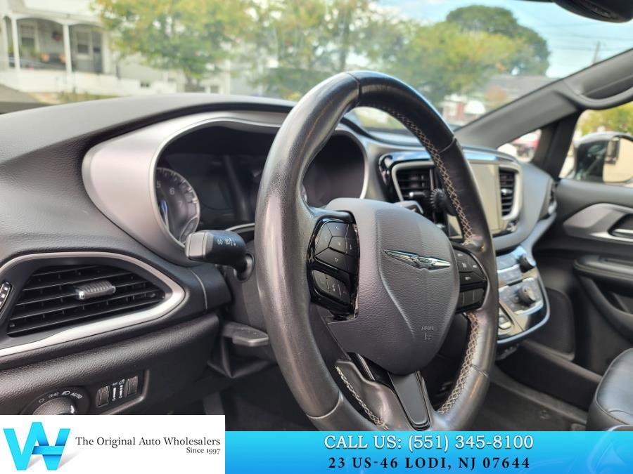 Used 2020 Chrysler Pacifica Touring-L Plus w/ S Appearance Package image 10