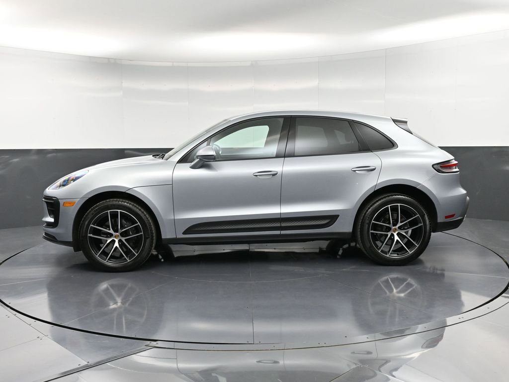 Certified 2025 Porsche Macan image 2