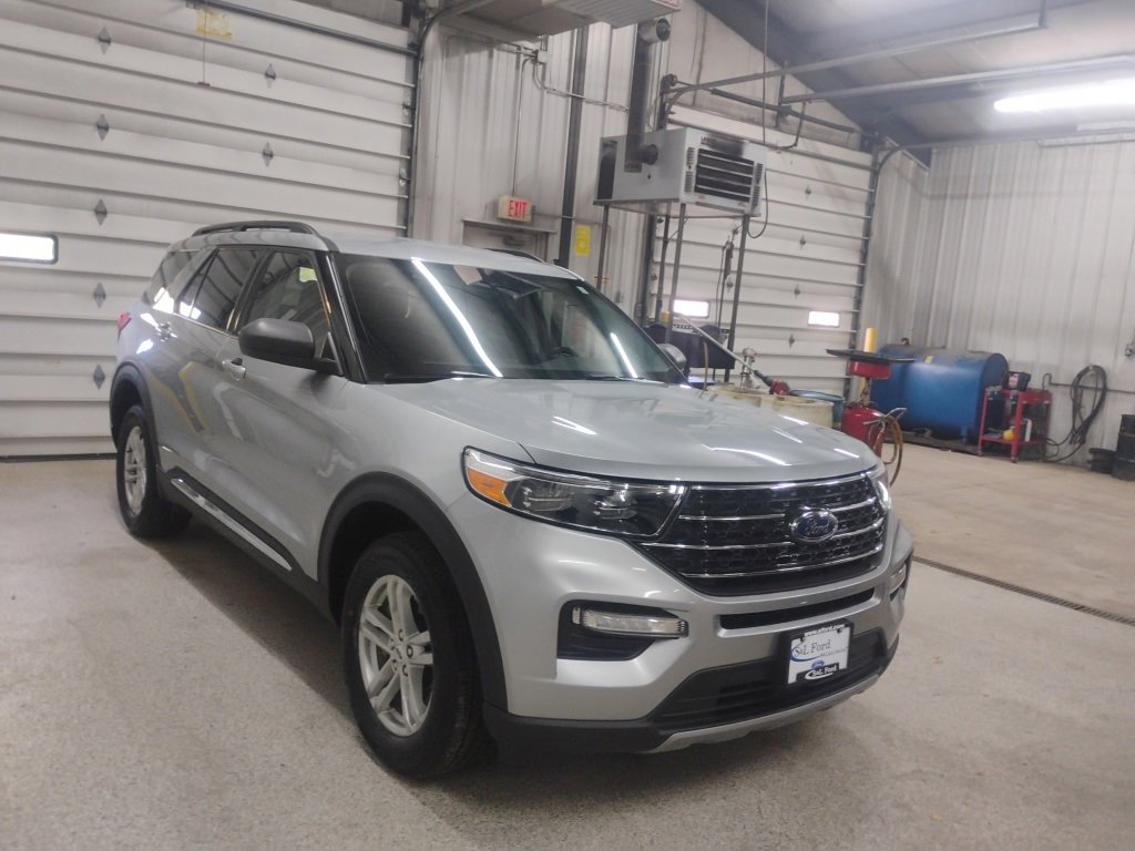 Used 2024 Ford Explorer XLT w/ Equipment Group 202A image 5