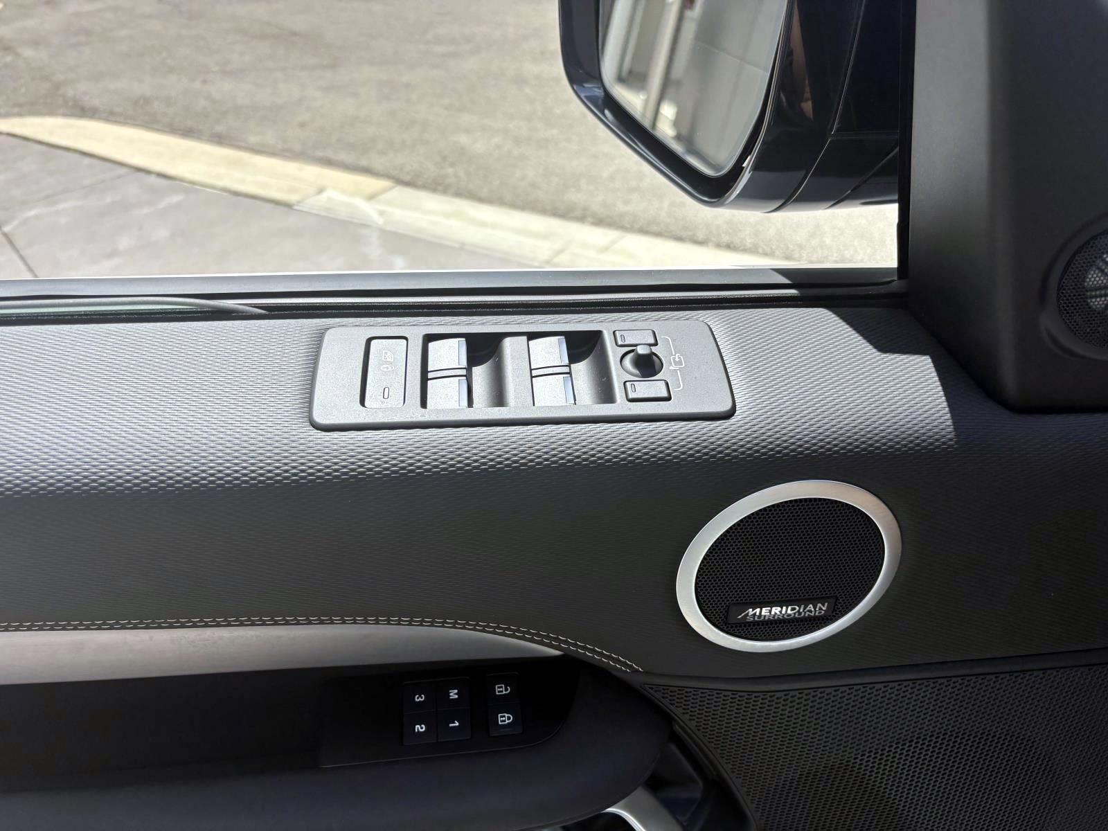 Used 2025 Land Rover Discovery Dynamic SE AWD/4WD image 11