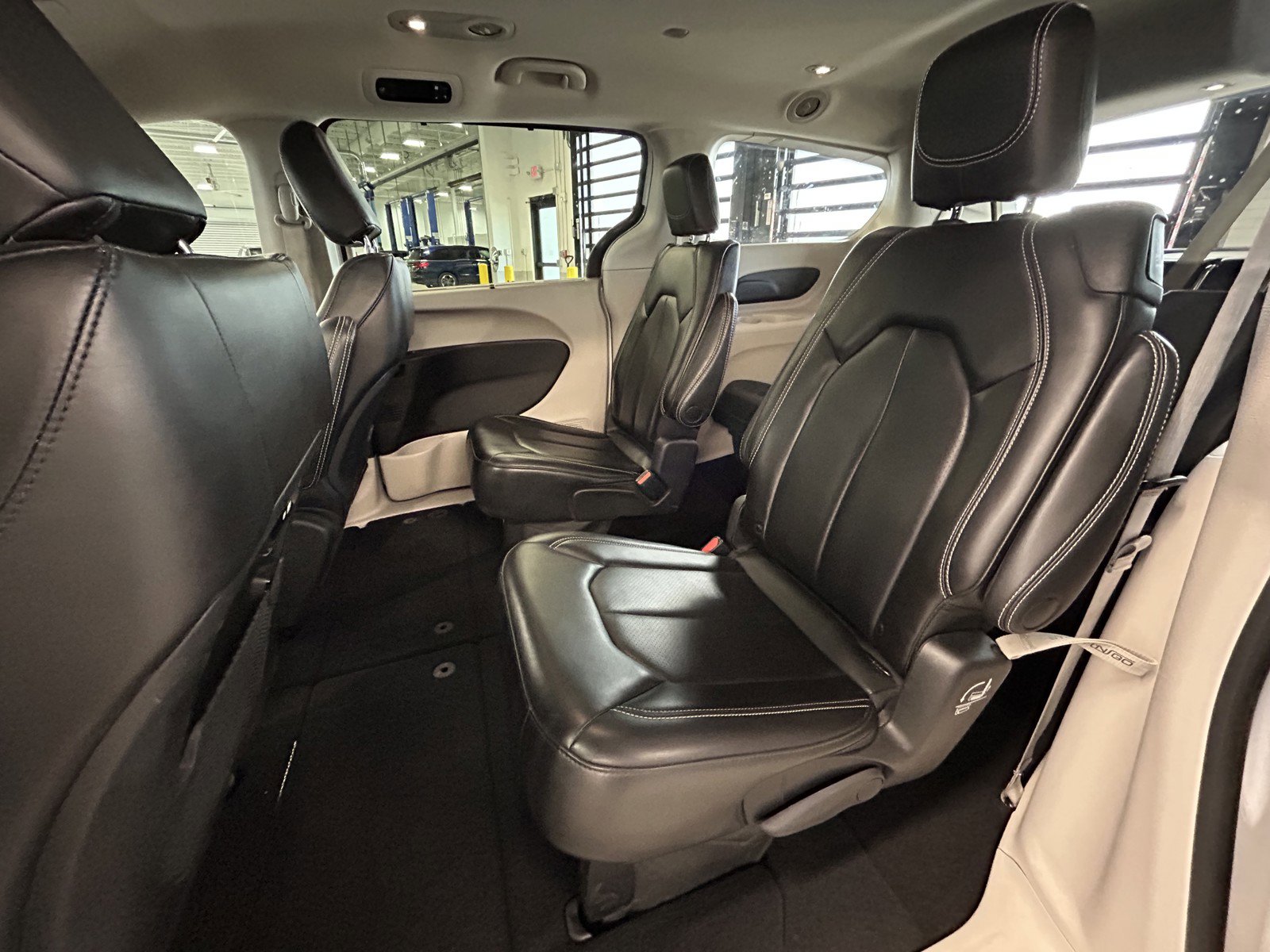 Used 2023 Chrysler Pacifica Touring-L image 13