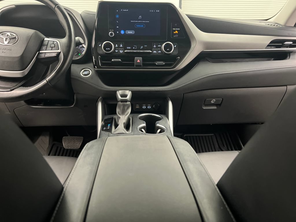 Used 2025 Toyota Highlander XLE FWD image 51
