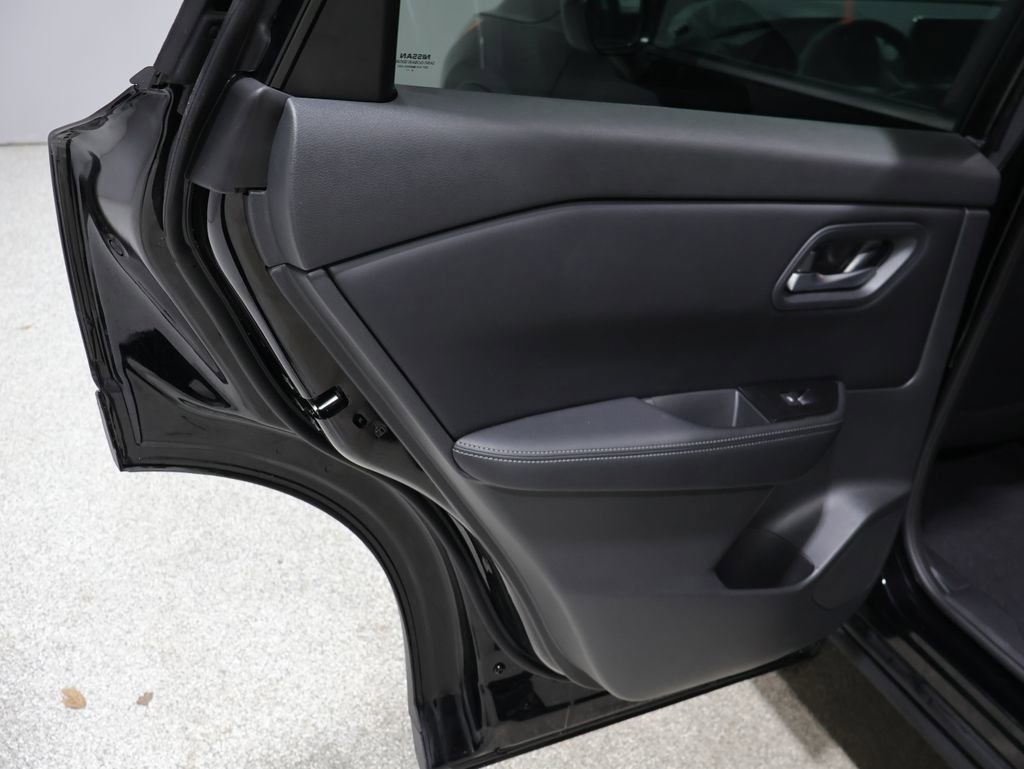 Used 2025 Nissan Rogue SV AWD/4WD image 19