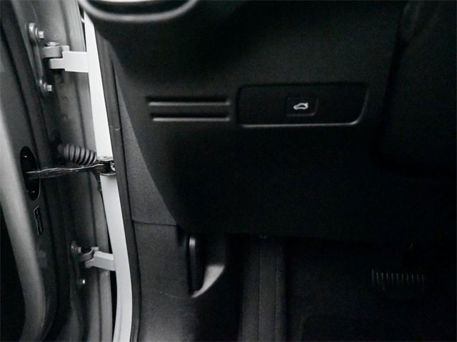 Used 2025 Volvo XC40 B5 Core image 16