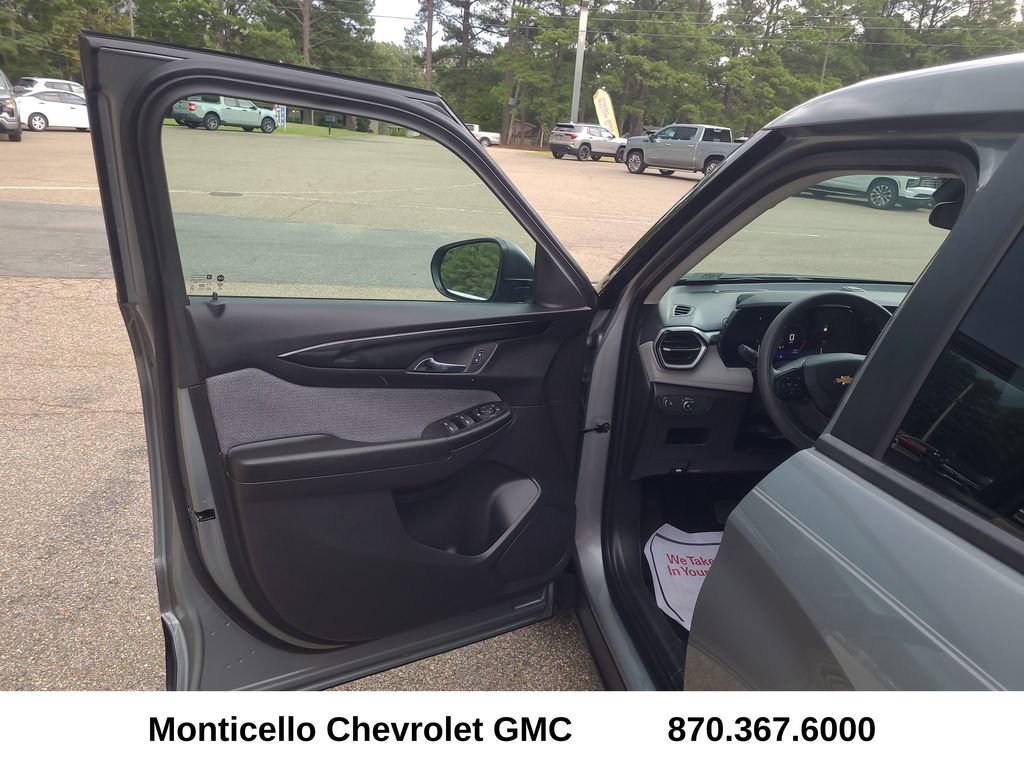 Used 2025 Chevrolet TrailBlazer LS w/ LS Convenience Package FWD image 13